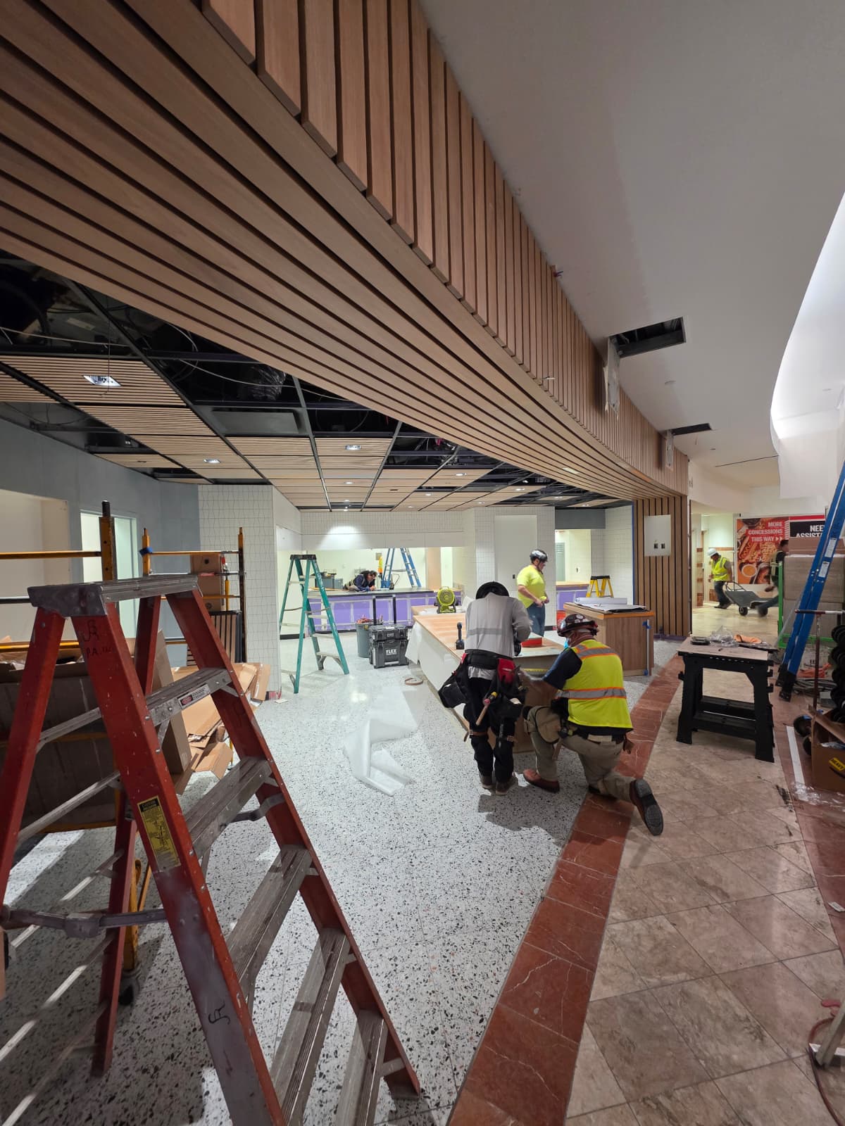 Equipo trabajando en la adecuación del espacio comercial